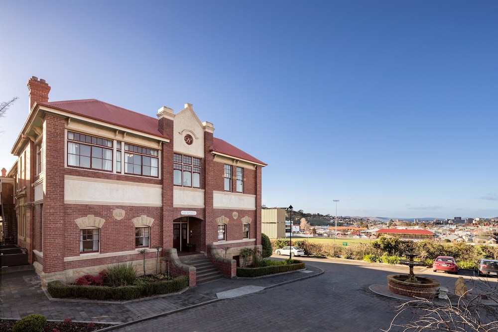 RYDGES HOBART 6/67