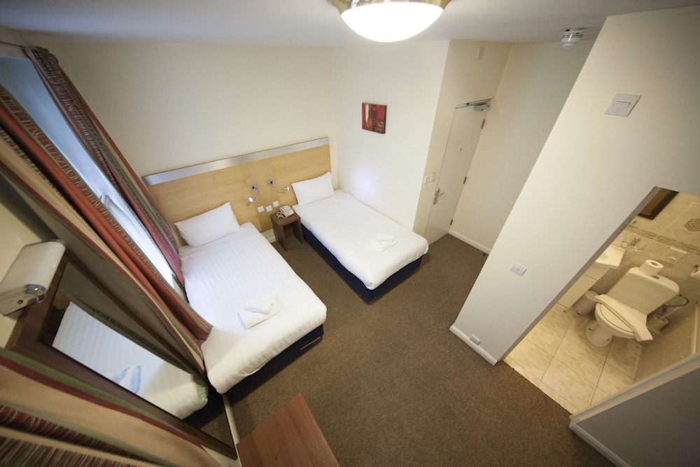 Maiden Oval Hotel 11/28