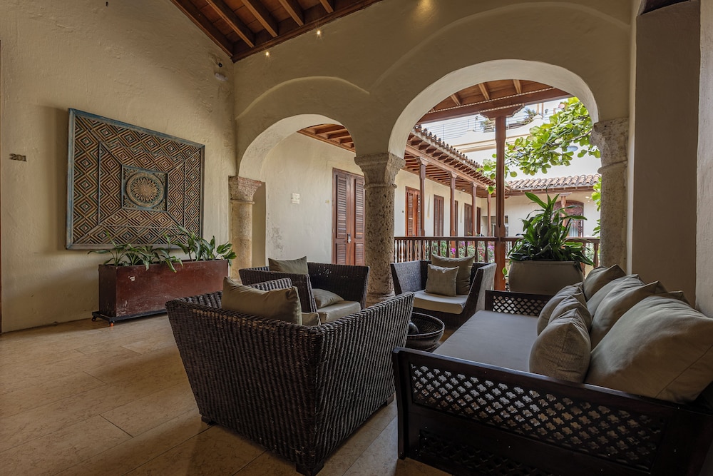 Ananda Hotel Boutique 45/70