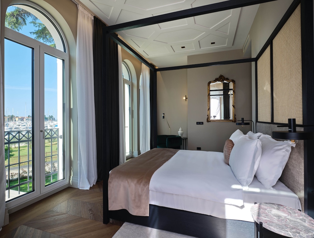 DELUXE, STUDIO, SUITE, VILLA
