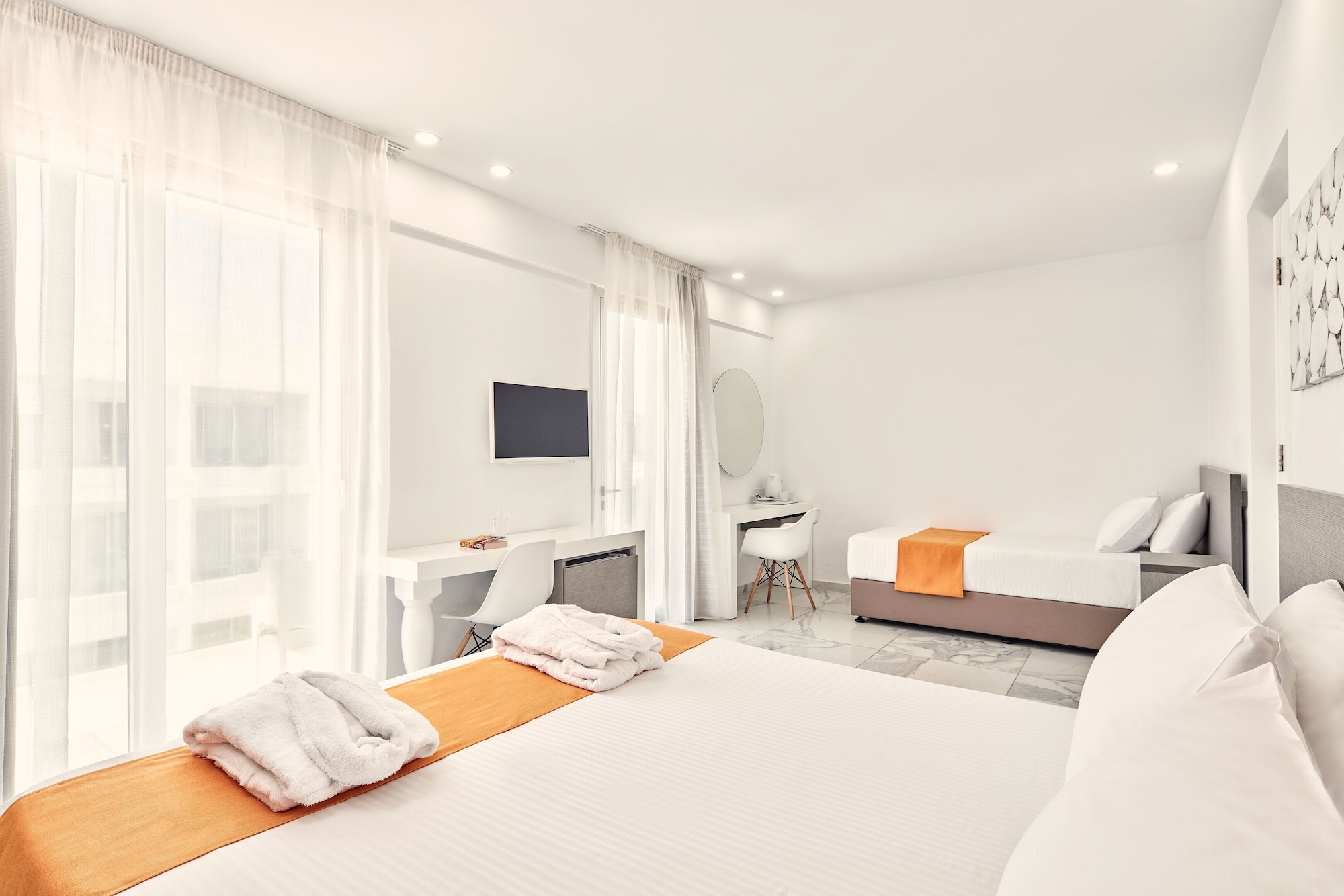 Superior, Queen Bed, Inland View, Sofa
