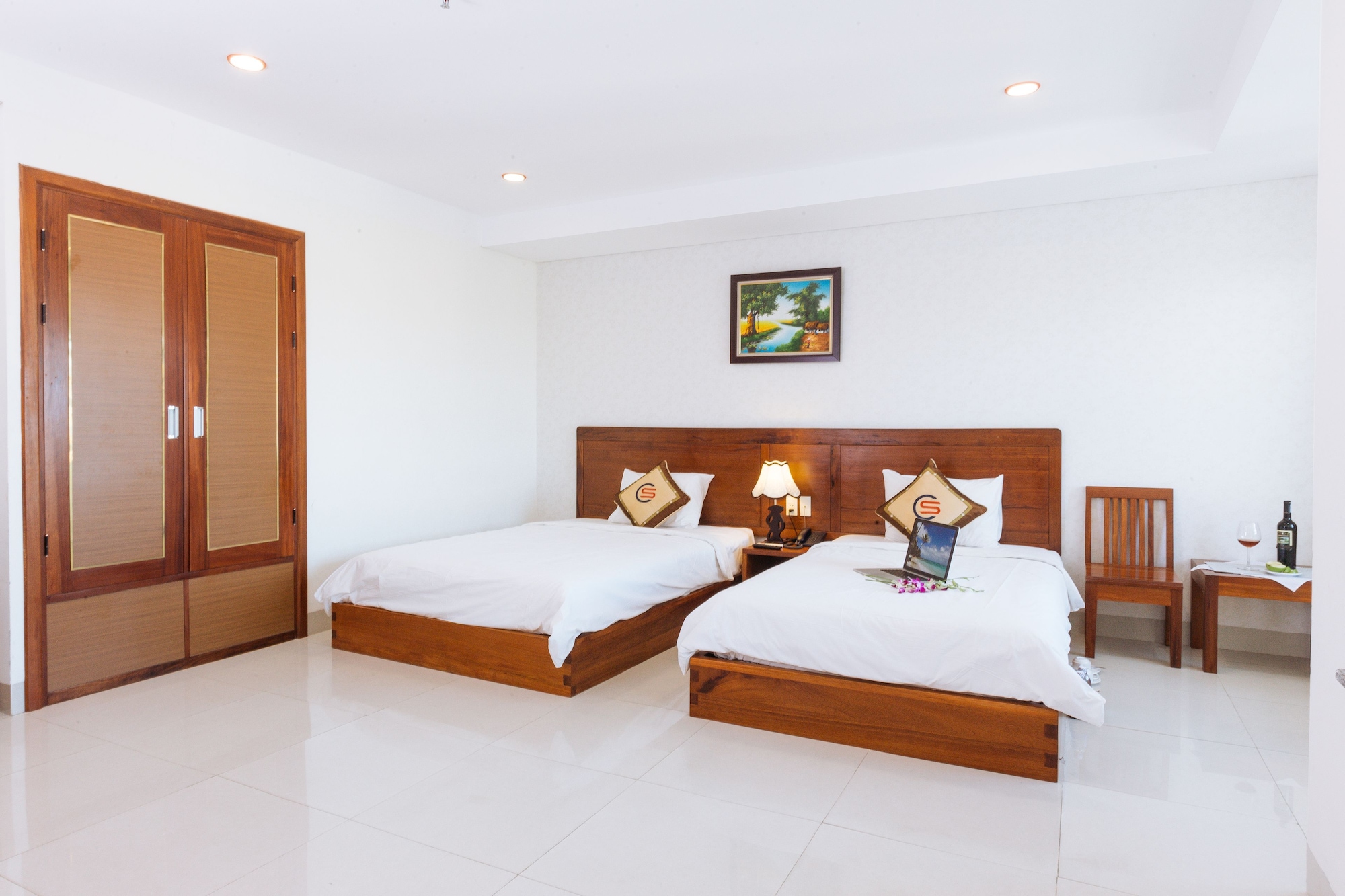 DELUXE, TWIN BEDS