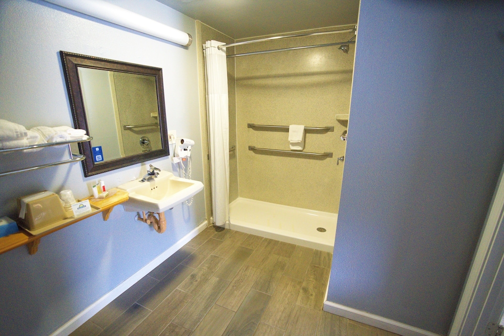 Columbus Inn and Suites 27/28