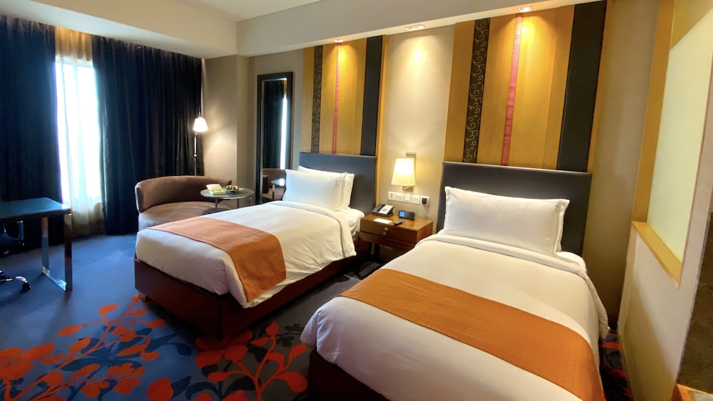 غرفة قياسية بسريرين منفصلين بإطلالة على المسبح للمدخنين، Holiday Inn New Delhi Mayur Vihar Noida 8/10