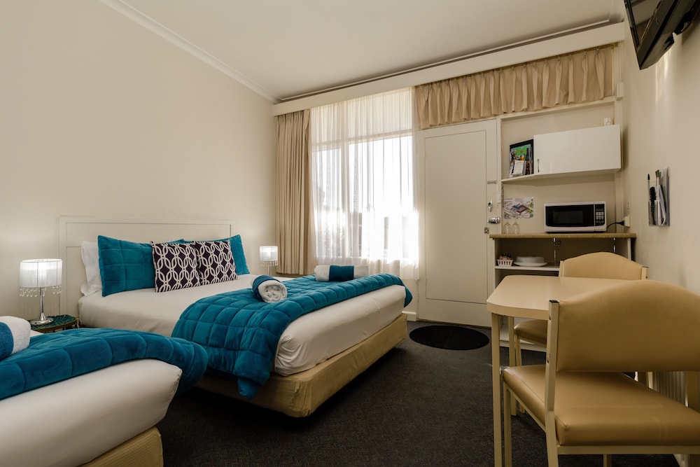 Oval Motel 14/42