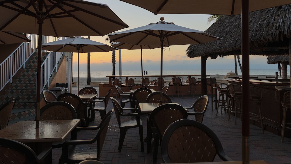 Riptide Oceanfront Hotel 56/72