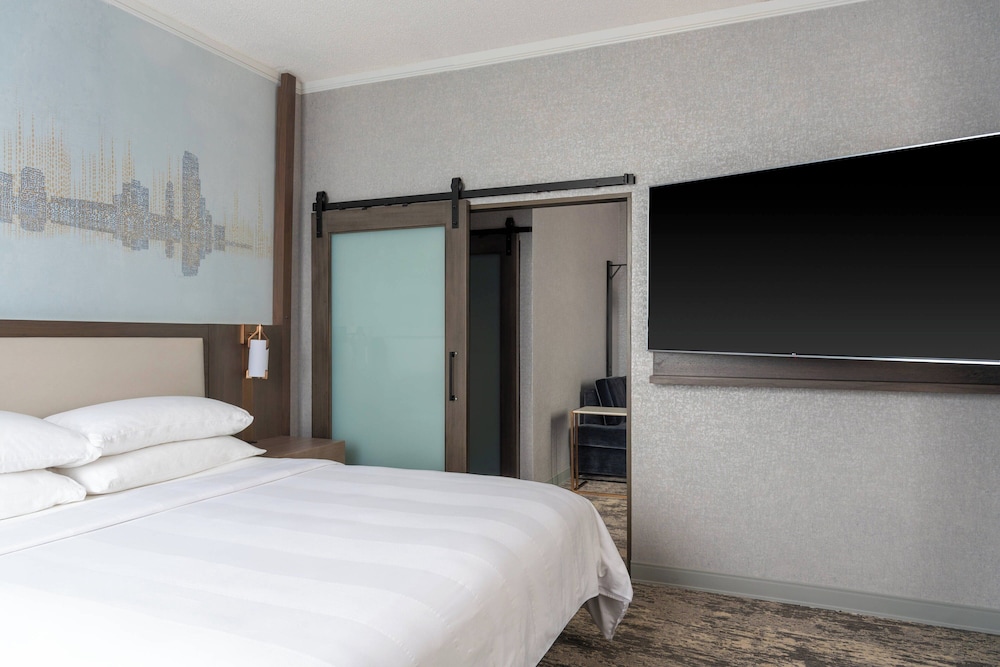 1 Bedroom, Suite, King Bed, Sofa, Accessible 2/3