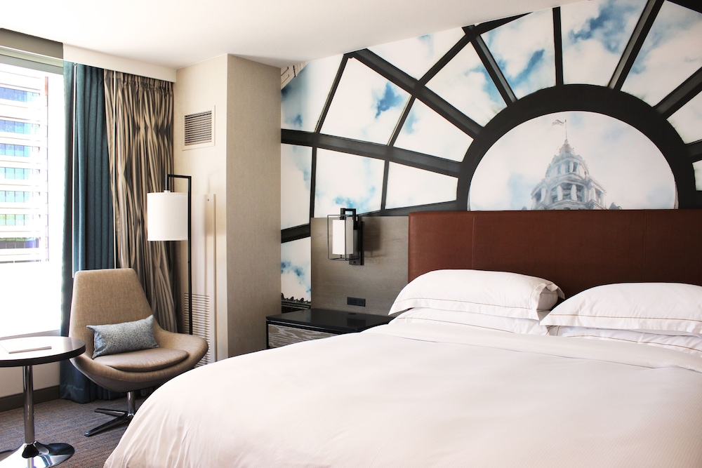 غرفة بسريرين كوين بإطلالة على البحيرة في طابق مرتفع، Hilton Cleveland Downtown 3/10