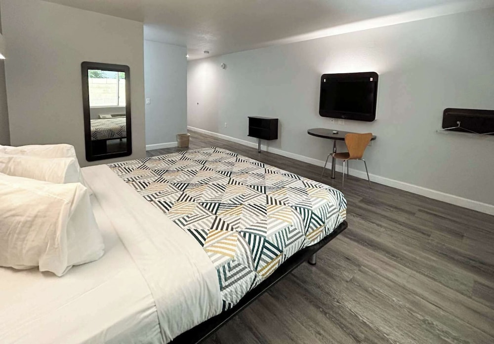 MODERN, STANDARD, KING BED, SMOKING