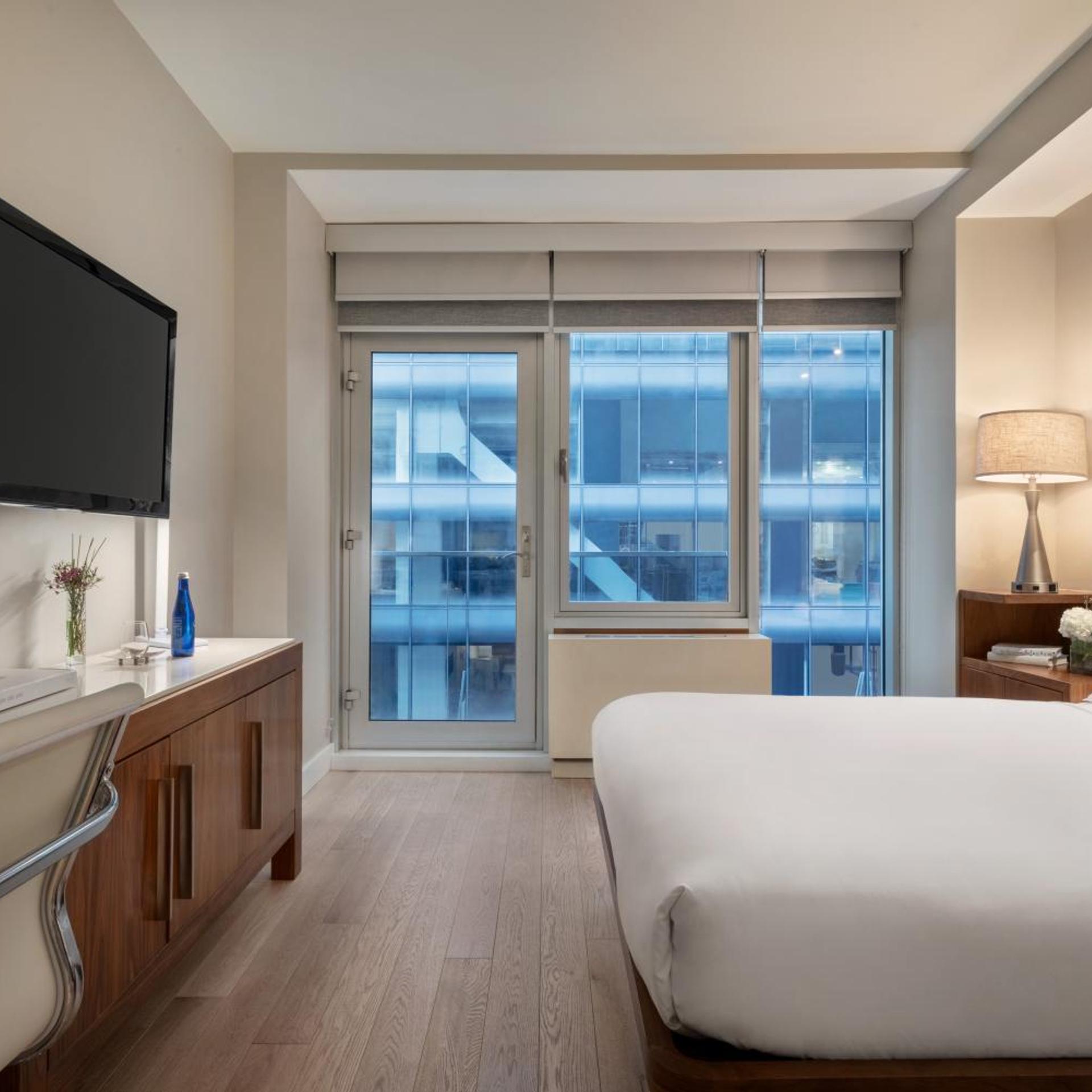 Metro, Queen Bed