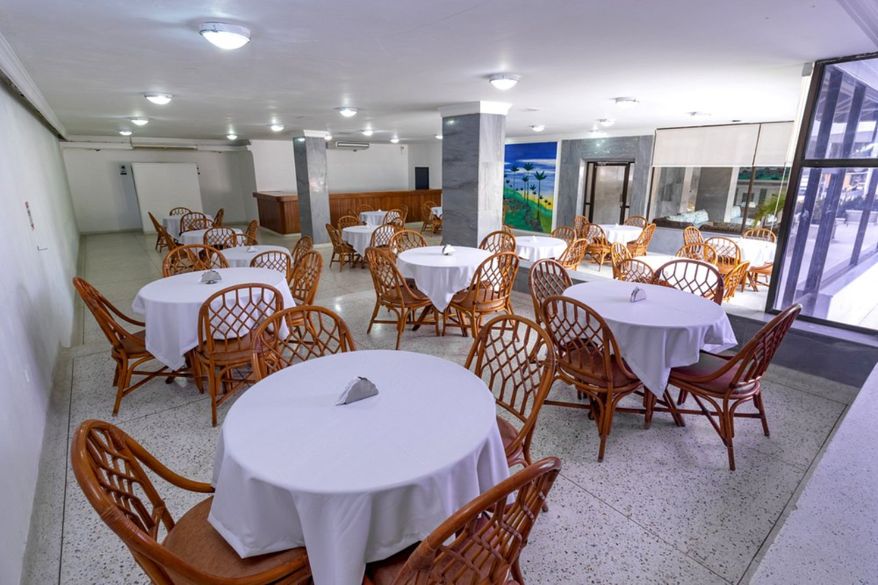 Hotel Axis Inn By GEH Suites 26/30