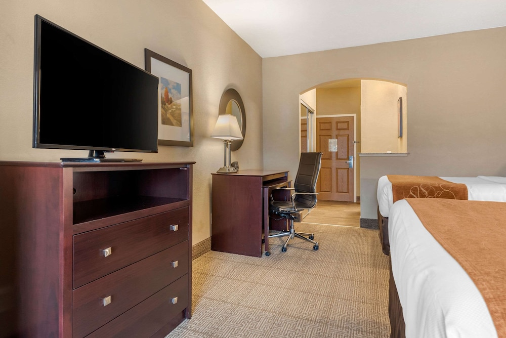 Comfort Suites near Route 66 47/49