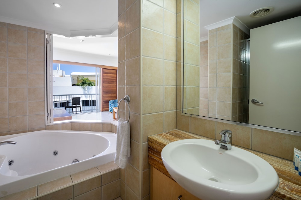 2 Bedrooms, Roof Top, Tower, Pool Side، Rolling Surf Resort 9/9