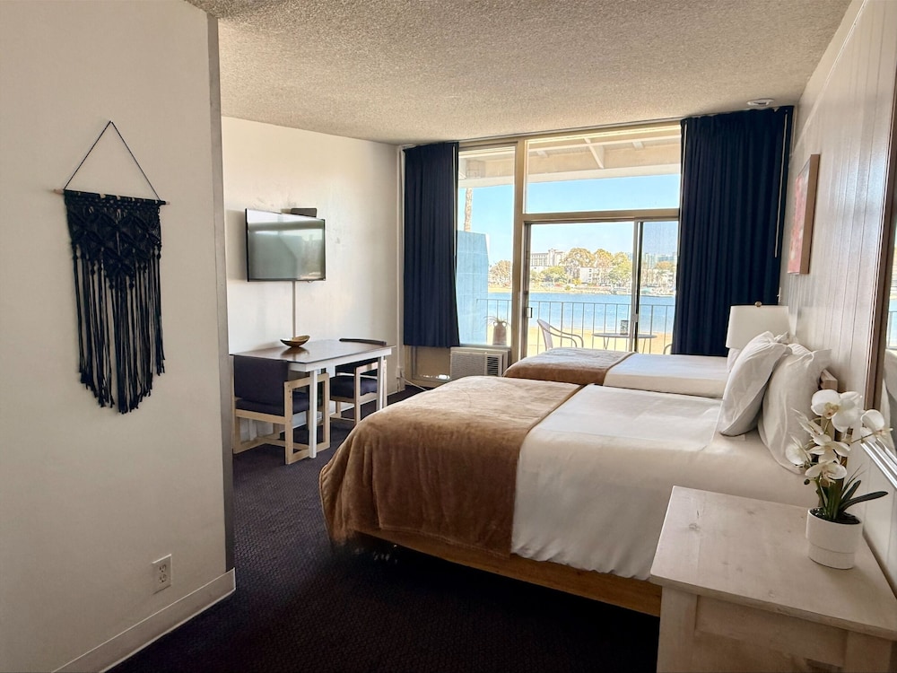 Foghorn Harbor Inn 17/55