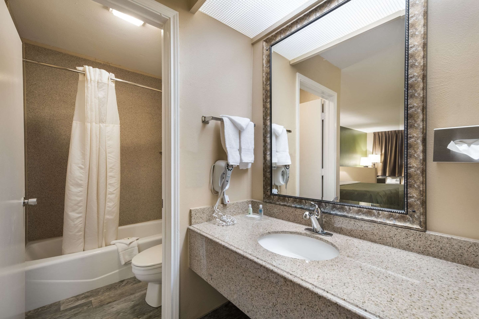 غرفة قياسية بسريرين مزدوجين للمدخنين، Quality Inn Suites Garland East Dallas 6/6