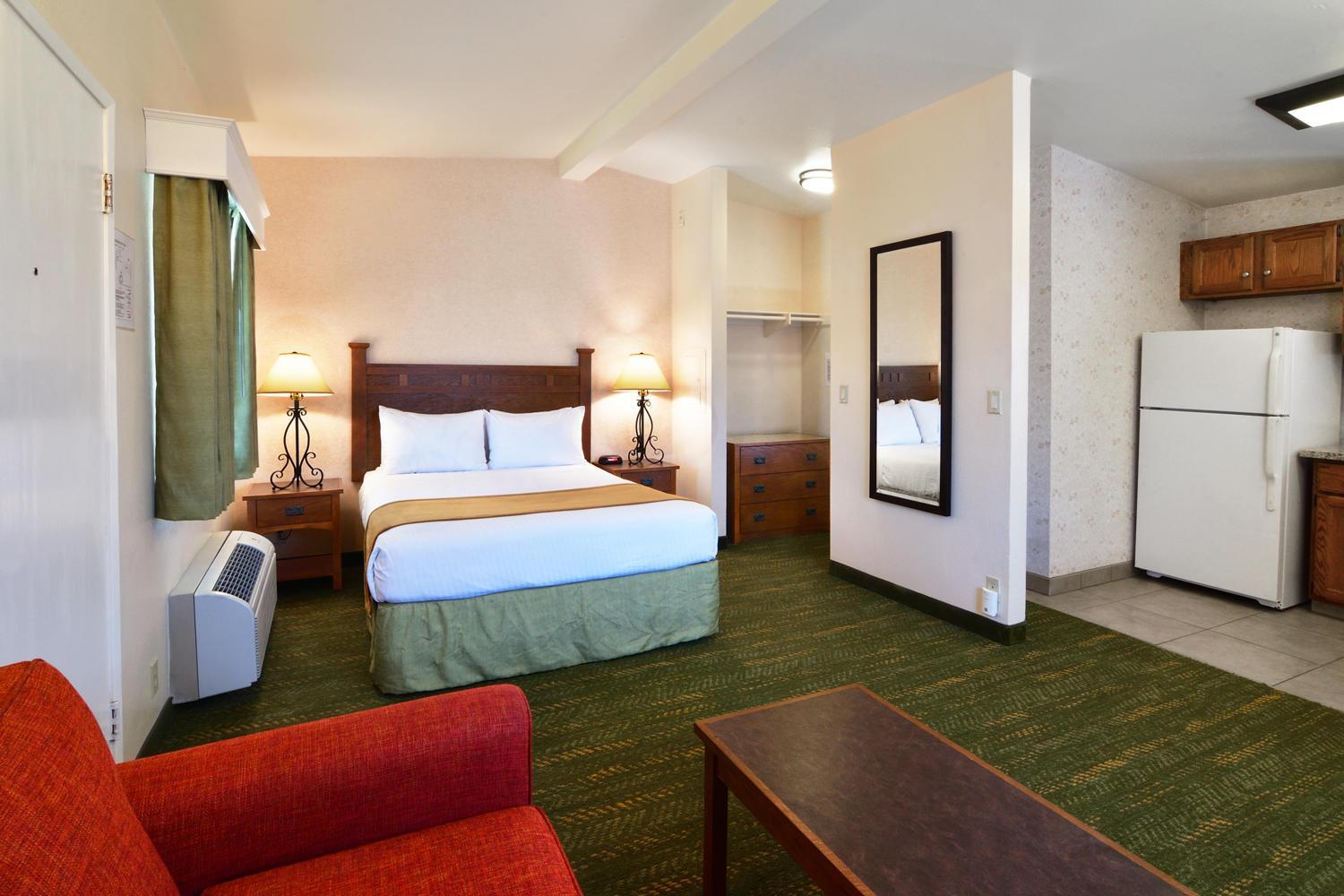 Room, Queen Bed, Kitchen