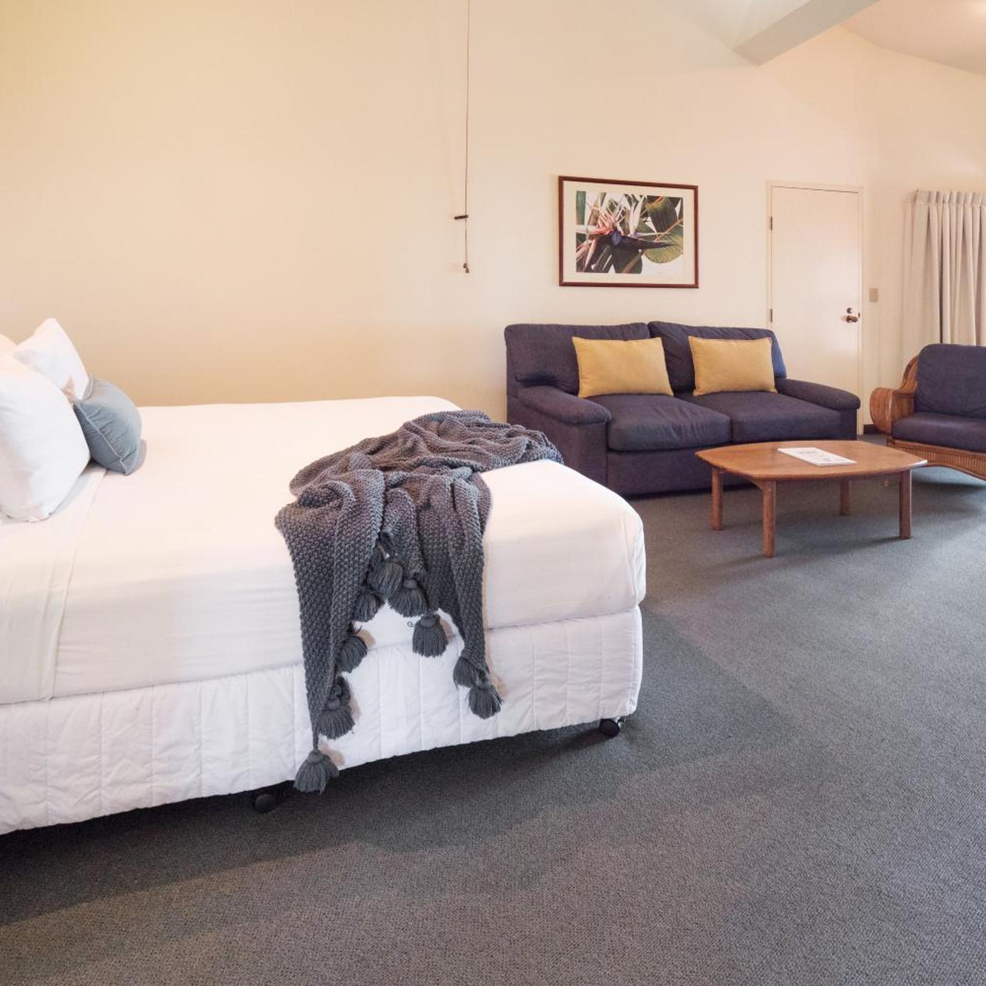 PACIFIC, SUITE, KING BED