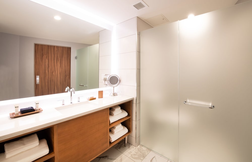 The Charter Hotel Seattle Curio Collection by Hilton 19/81