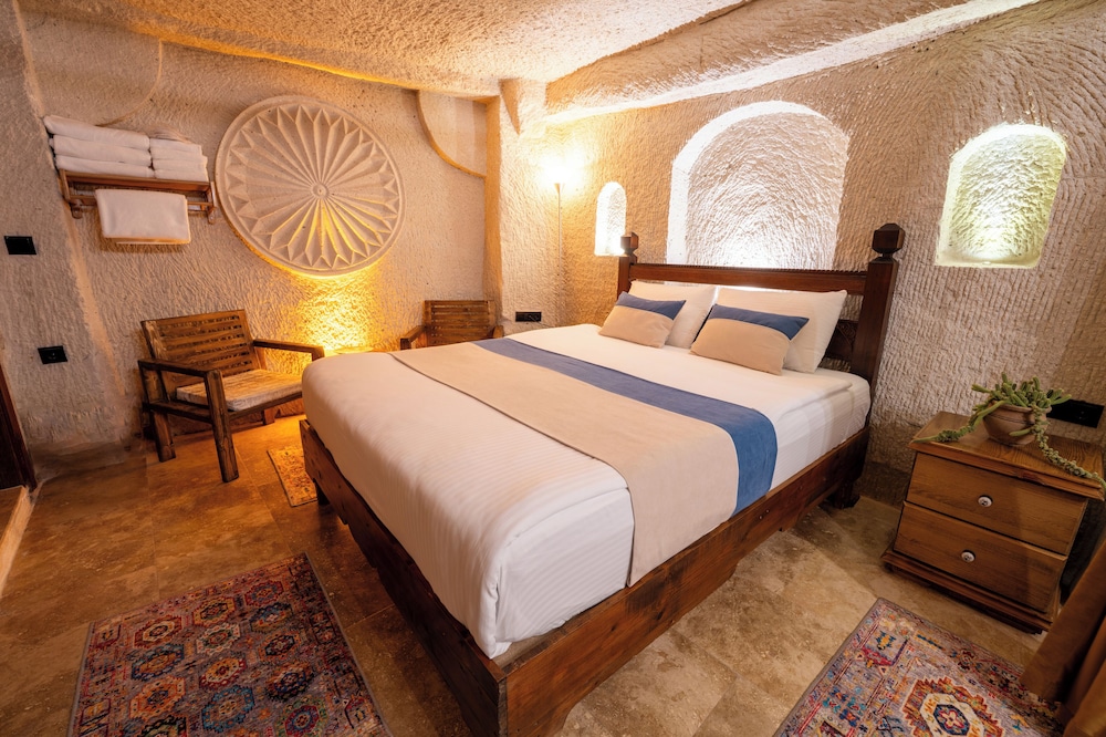 CAVE, FAMILY, SUITE, KING BED