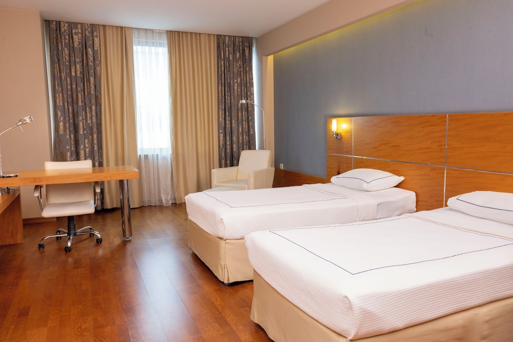 SUPERIOR, QUEEN BED