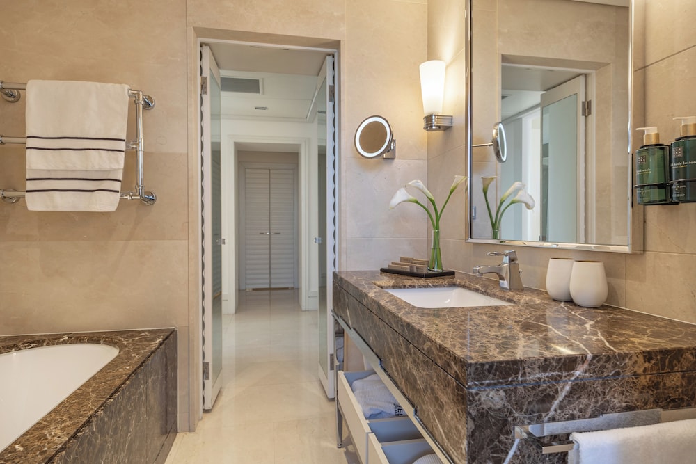 جناح رئاسي بسرير كينج بشرفة، Melia Genova 7/10