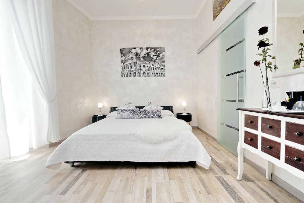 DELUXE, SUITE, JETTED TUB