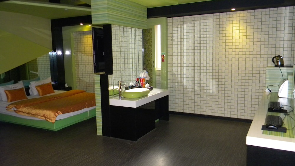 V Hotel 39/44