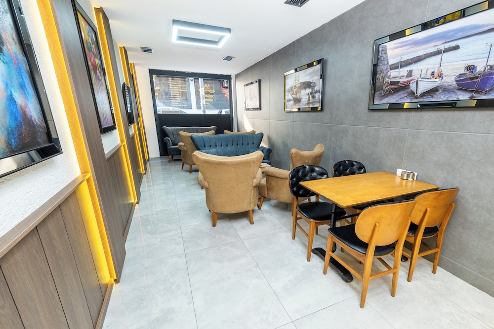 Luxury Life Suites 7/50