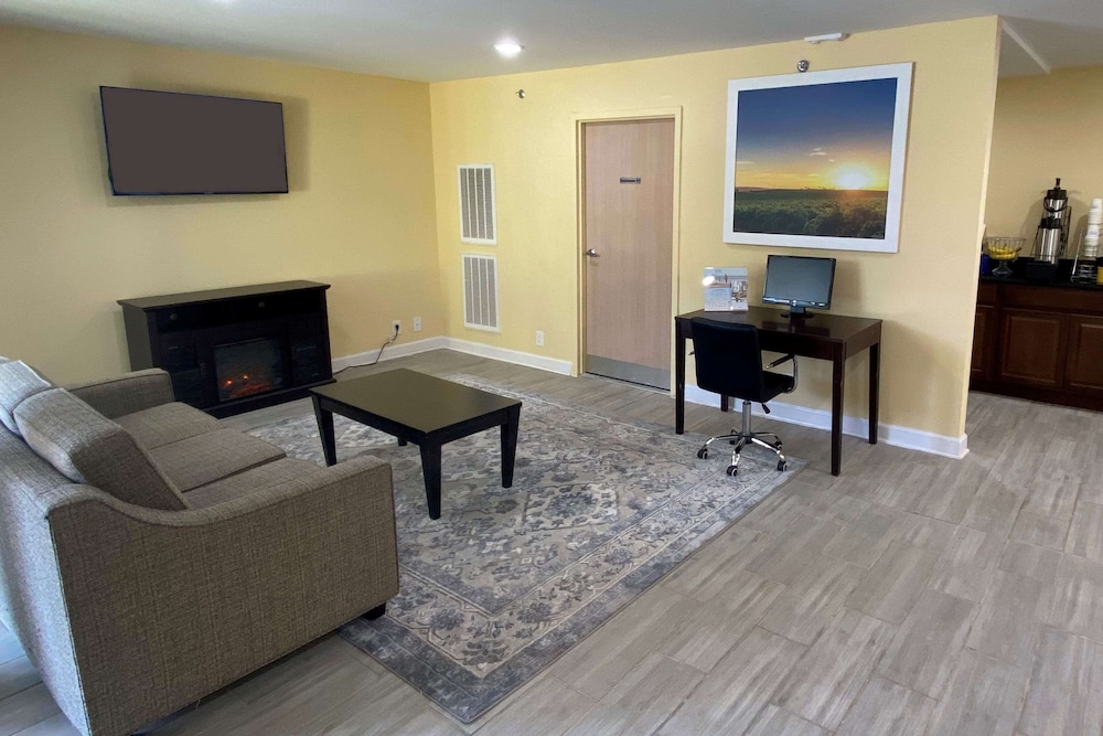 Days Inn by Wyndham Atlanta/Southlake/Morrow 25/36