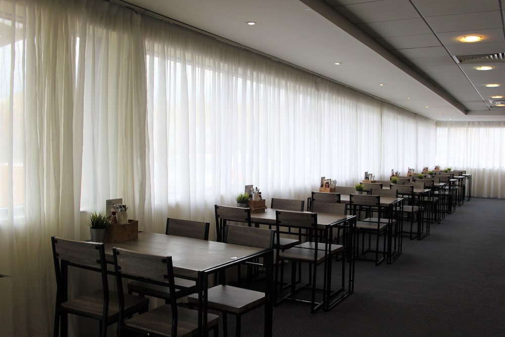 Holiday Inn Express Cardiff Airport 22/27