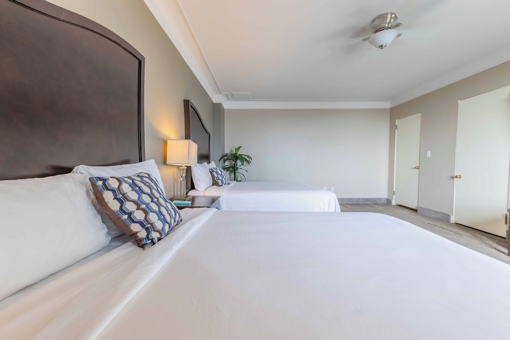 Executive, Suite, 2 Queen Beds, Lake View