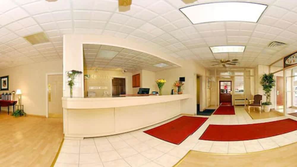 Econo Lodge Inn & Suites Waterloo Downtown 4/30