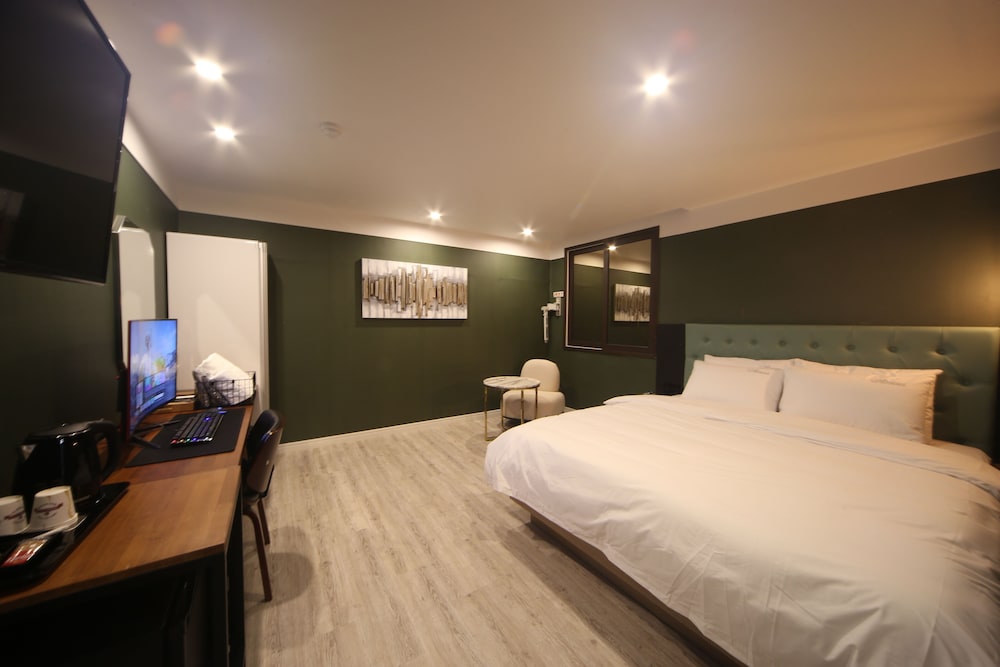 The Stone Bridge Hotel Sasang 10/24
