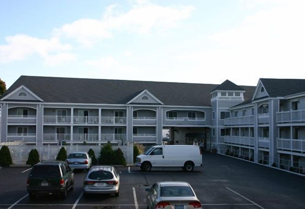 Hyannis Travel Inn 37/45