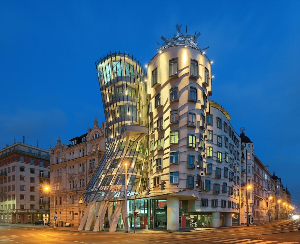 DANCING HOUSE HOTEL 4/75