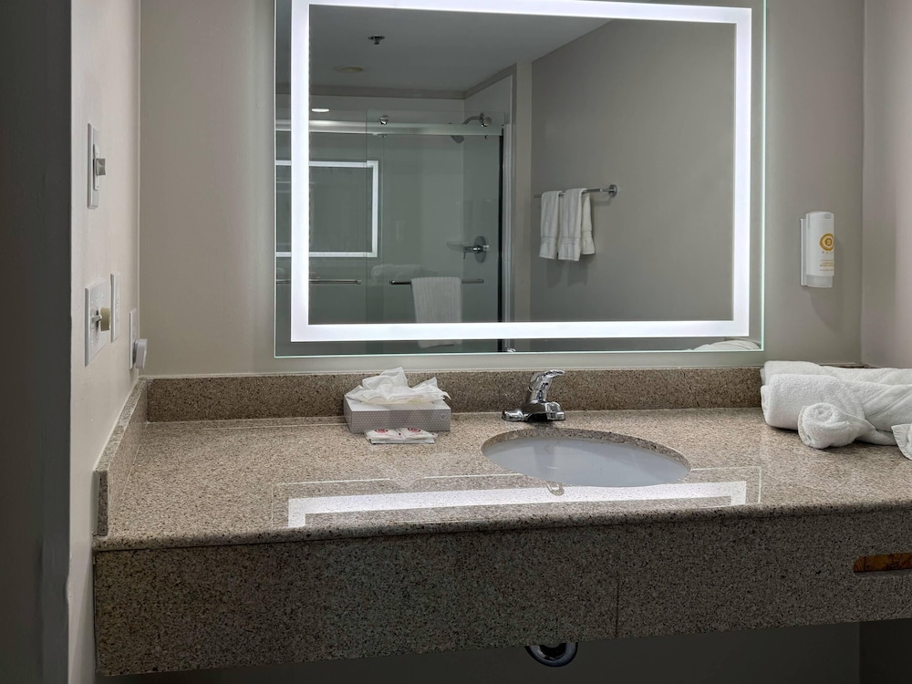 Standard, 2 Queen Beds, Comfort Inn & Suites Syracuse-Carrier Circle 10/10