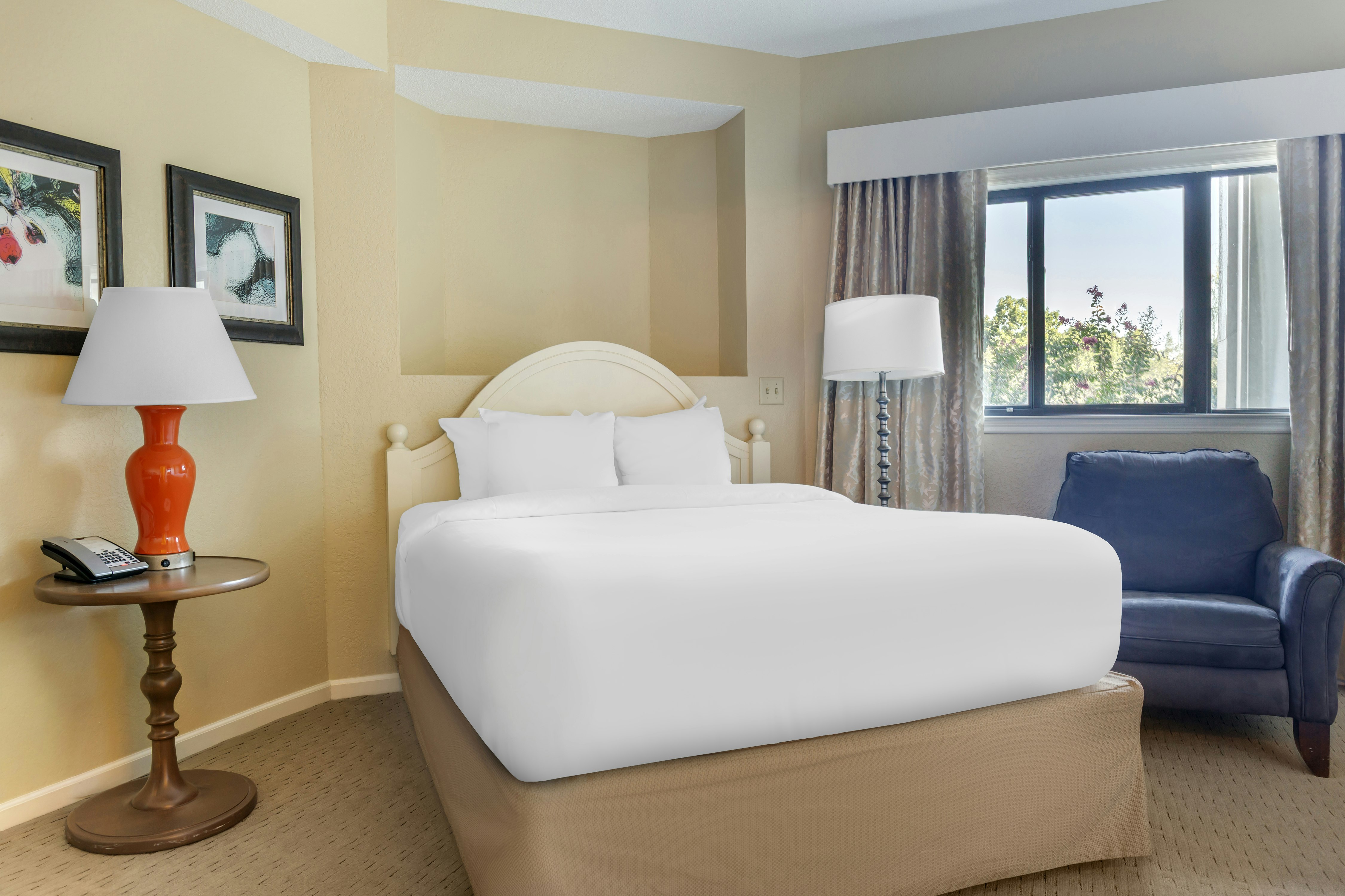 ROOM, QUEEN BED