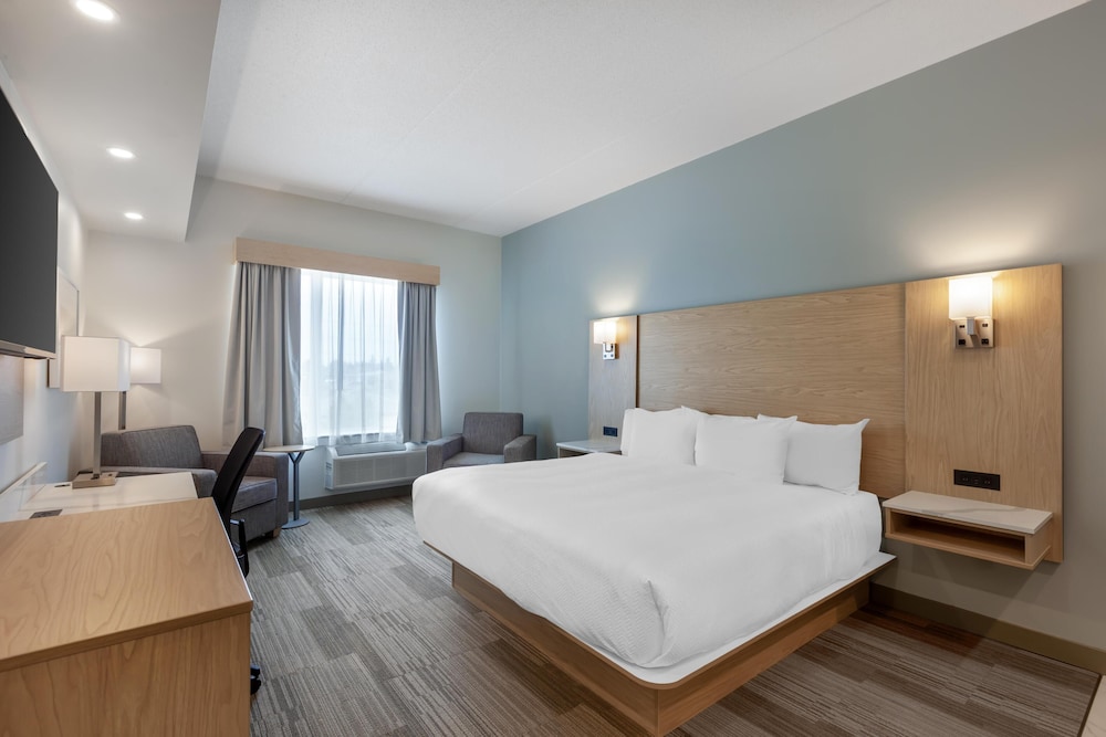 جناح بسرير كينج مع أريكة بمطبخ صغير