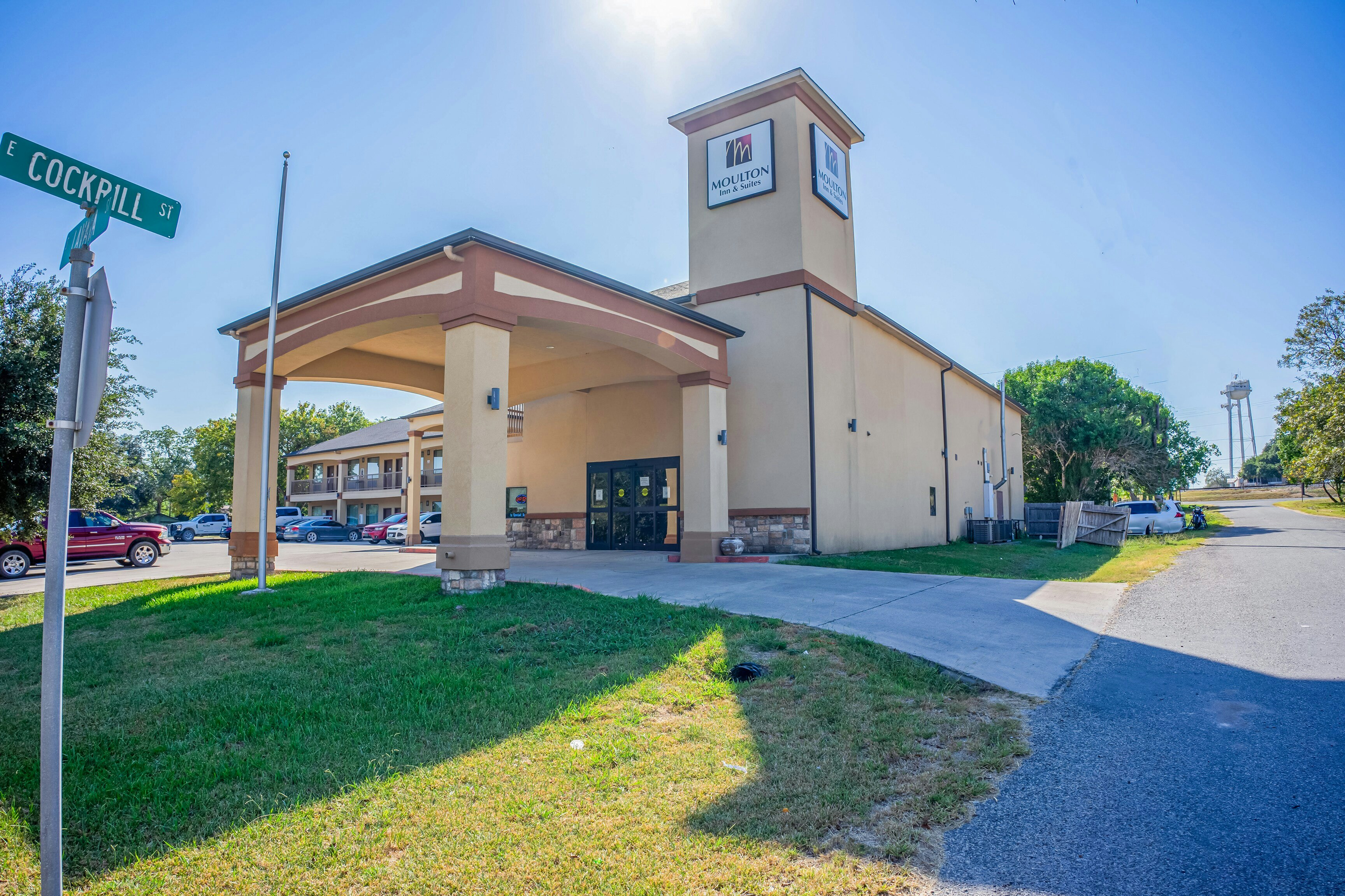 Moulton Inn & Suites By OYO Near Shiner TX 28/29