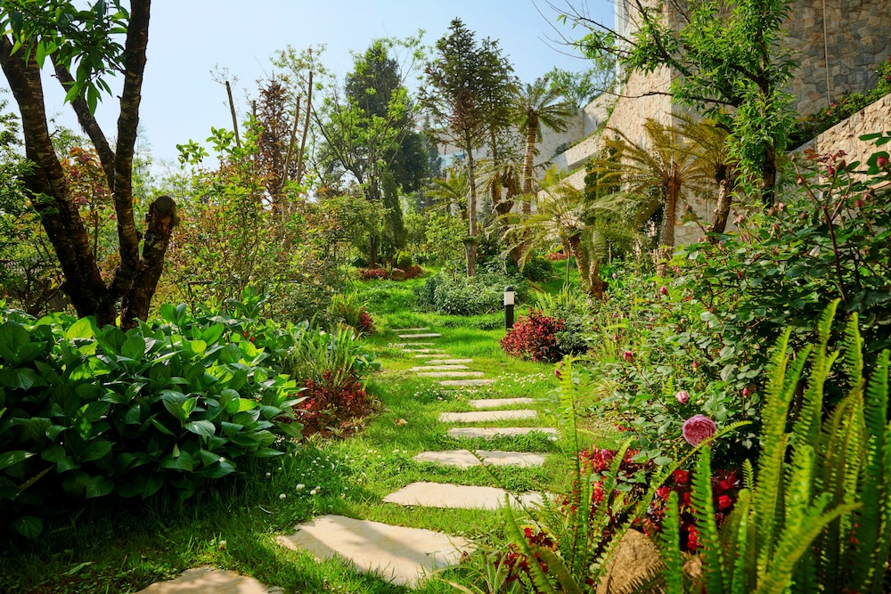 Silk Path Grand Resort & Spa Sapa 44/46
