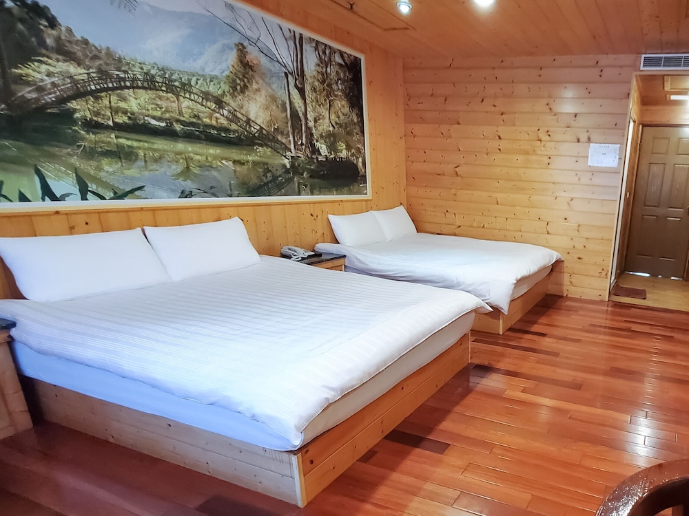 BASIC, QUADRUPLE, 2 DOUBLE BEDS