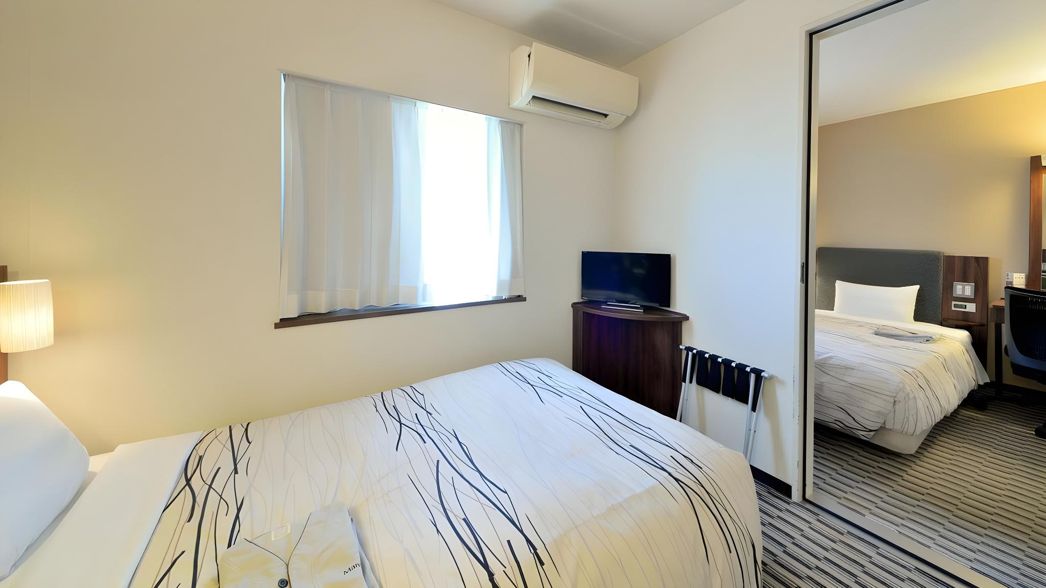 Adjoining, Connecting, Single, Twin Beds