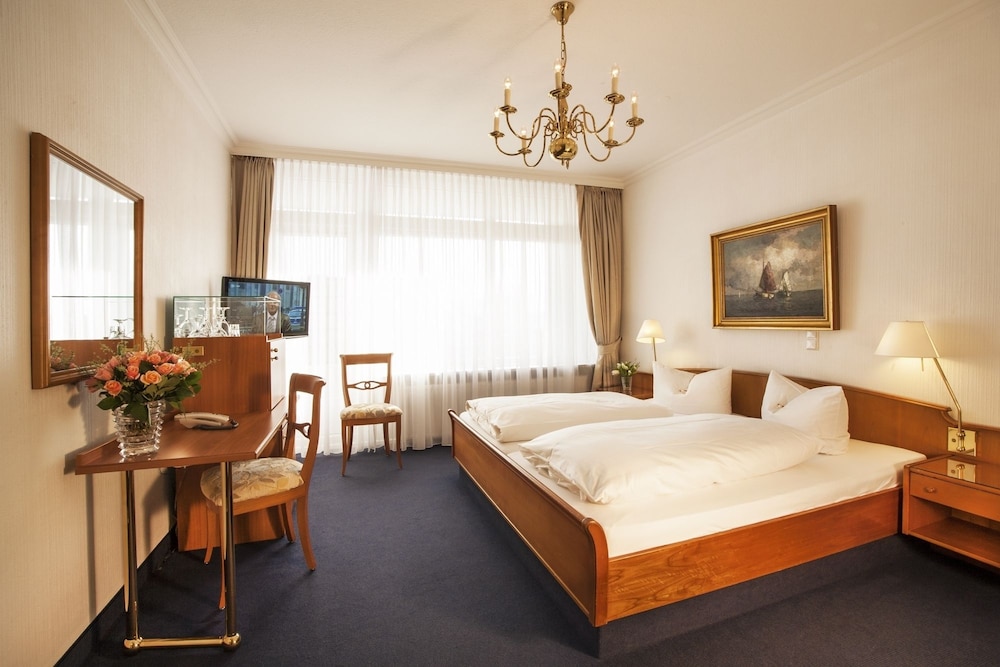 Room, Queen Bed, Balcony