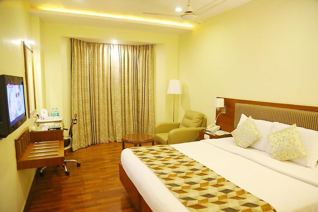 ROYAL FORT HOTEL 12/32