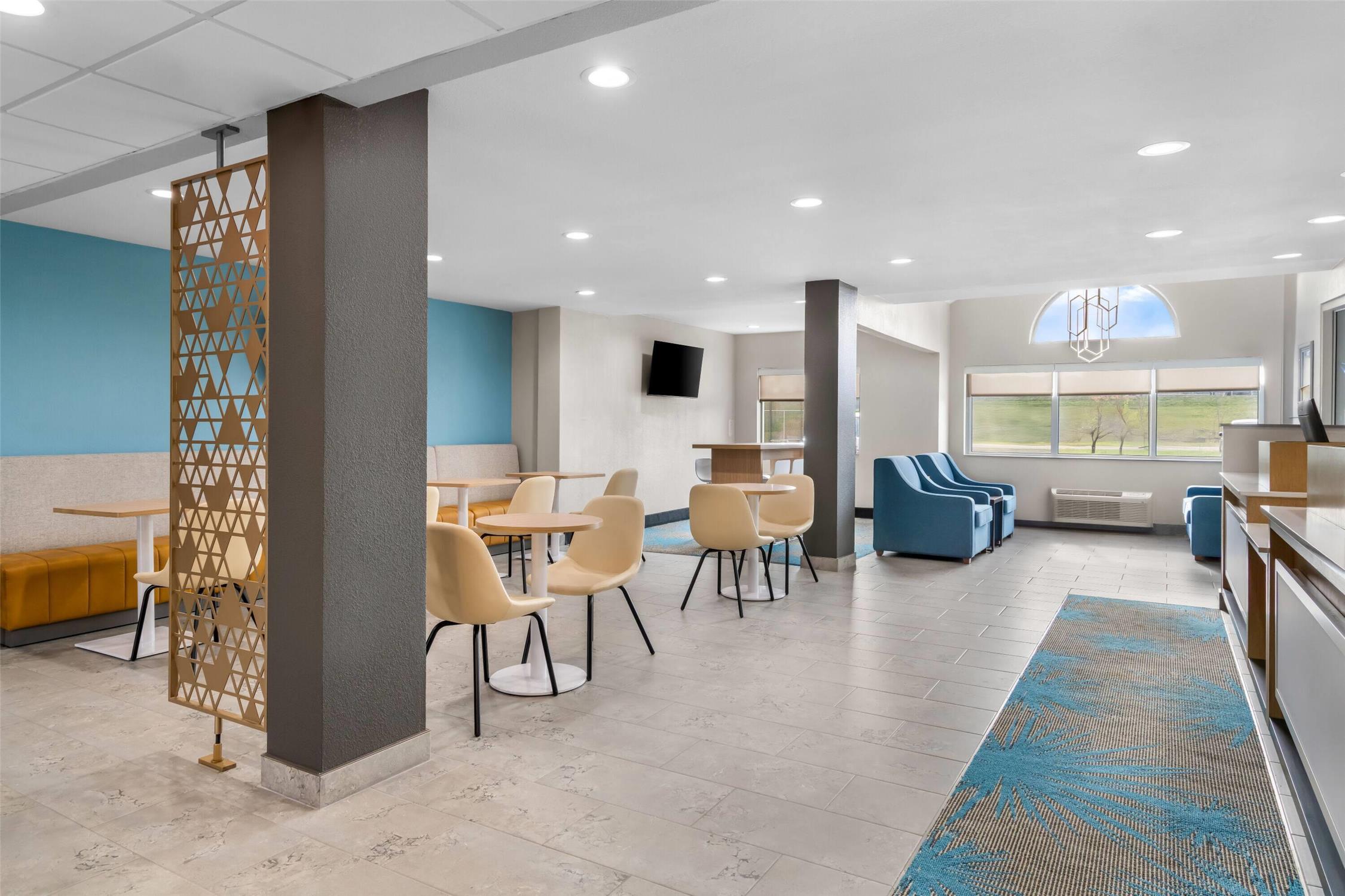Days Inn & Suites by Wyndham Brandon Amphitheater 16/27