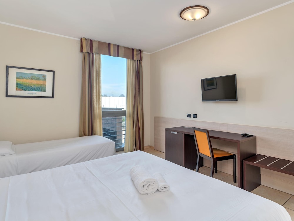 غرفة قياسية ثلاثية بسرير كوين وسرير فردي، B&B HOTEL Settimo Torinese 8/10
