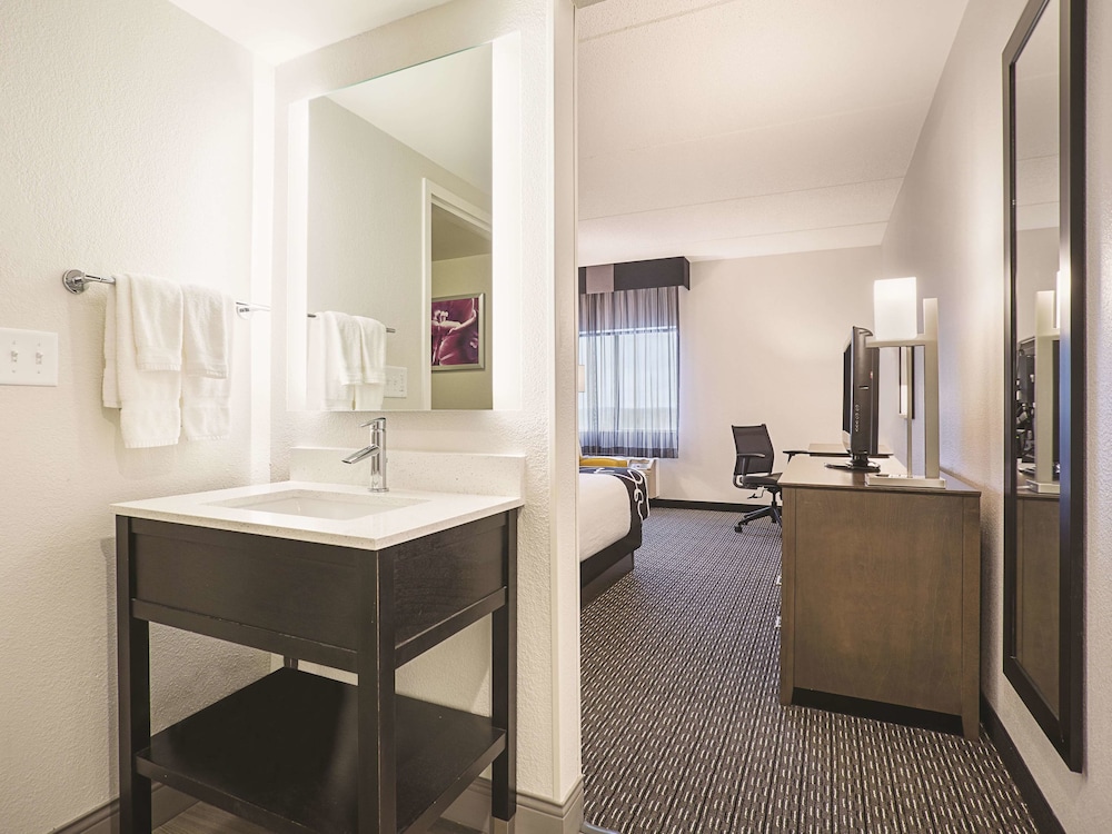 La Quinta Inn & Suites by Wyndham Baltimore BWI Airport 34/52