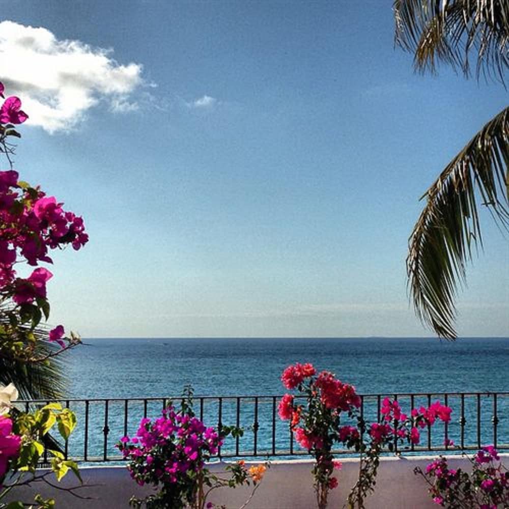 Emperador Vallarta Beachfront Hotel and Suites 71/74