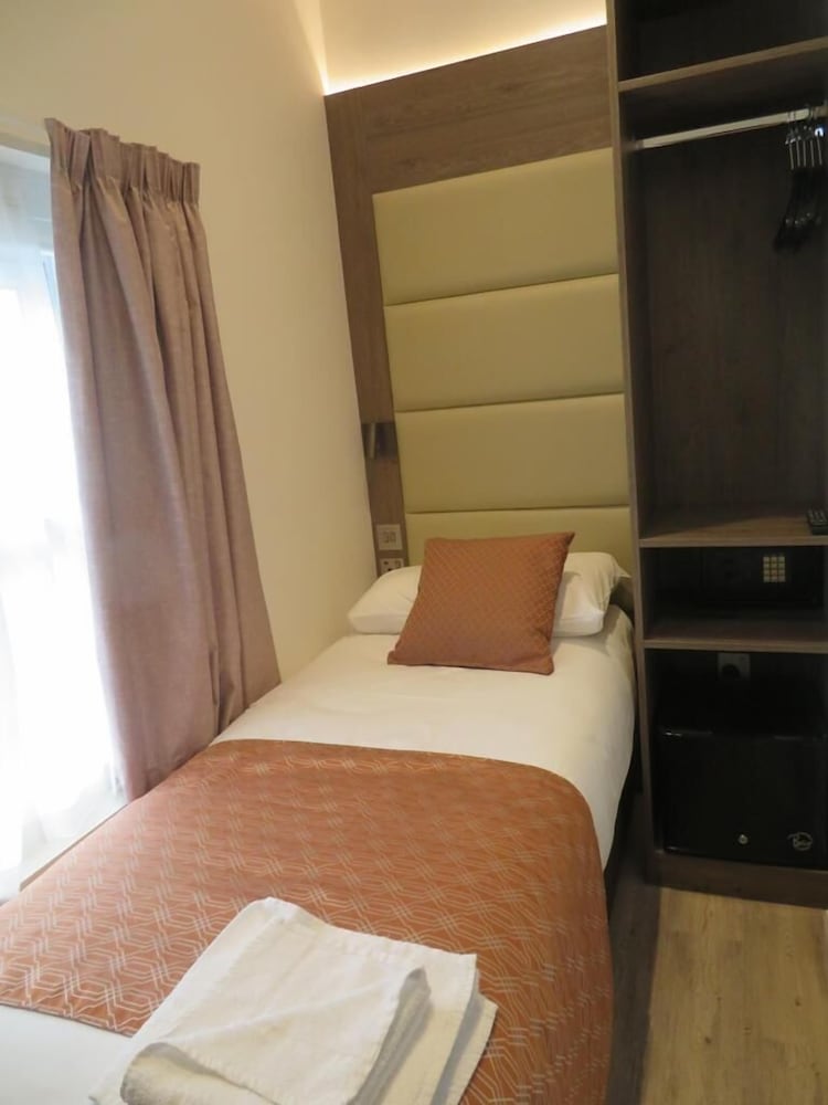ROOM, SINGLE