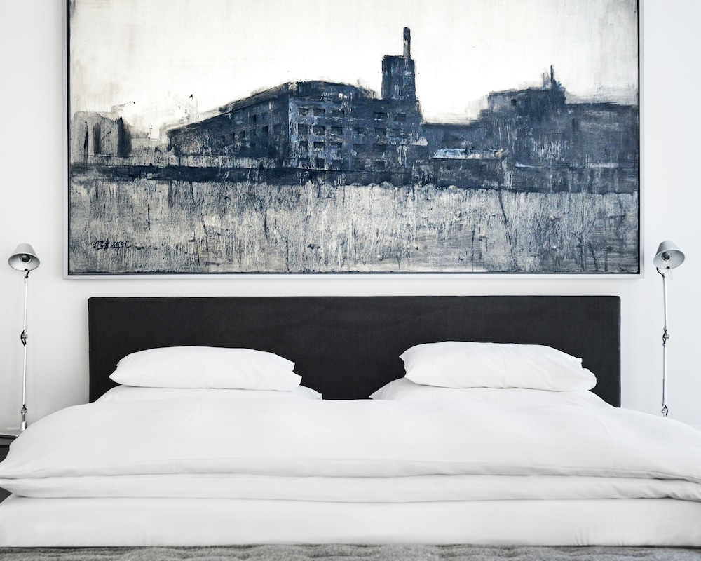 PENTHOUSE, KING BED